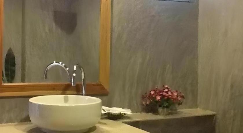 Phutawanchomdow Hotel Tha Li Buitenkant foto